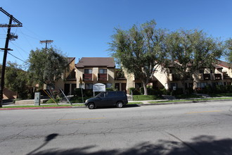 Owens Garden Apartments in Canoga Park, CA - Building Photo - Building Photo