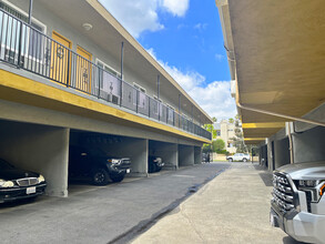 Reseda Continental in Reseda, CA - Foto de edificio - Building Photo