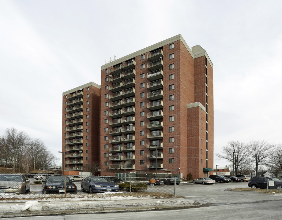 Rev. Raymond A. Burns, OSB Apartments in Manchester, NH - Foto de edificio