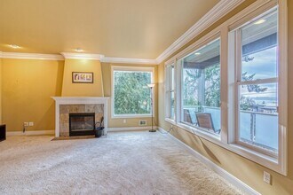 11301 NE 68th St in Kirkland, WA - Foto de edificio - Building Photo