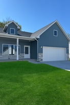 1101 Emerald Cove Dr in Clear Lake, IA - Building Photo