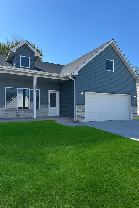 1101 Emerald Cove Dr in Clear Lake, IA - Building Photo