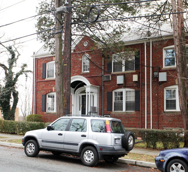 2500 41st St NW in Washington, DC - Foto de edificio - Building Photo