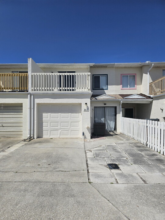 206 Cherie Down Ln in Cape Canaveral, FL - Building Photo
