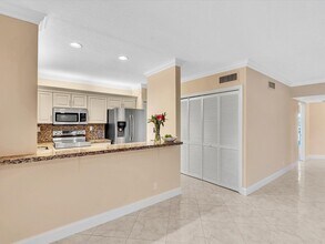 333 SE 20th Ave, Unit 2 in Deerfield Beach, FL - Building Photo - Building Photo