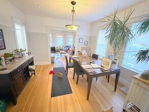 2 Drummond Pl, Unit 2 in Cambridge, MA - Building Photo - Building Photo