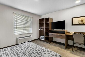 1044 W Ave O 8 in Palmdale, CA - Foto de edificio - Building Photo