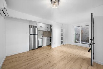 1303 N Beverly Glen Blvd, Unit 1303 in Los Angeles, CA - Building Photo - Building Photo