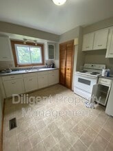 927 Ellesmere Ave in Peterborough, ON - Building Photo - Building Photo