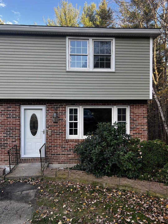16 Boulder Dr in Hudson, NH - Building Photo