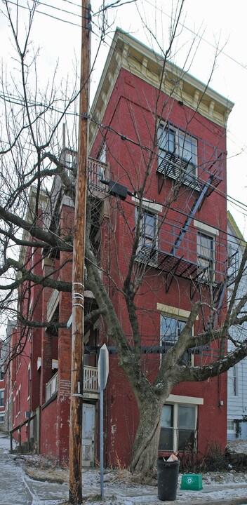 2556 Vestry Ave in Cincinnati, OH - Building Photo