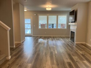 3731 Village Center Dr SE in Salem, OR - Building Photo - Building Photo