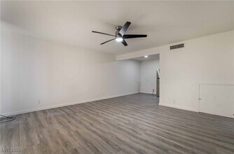 625 S Royal Crest Cir in Las Vegas, NV - Foto de edificio - Building Photo