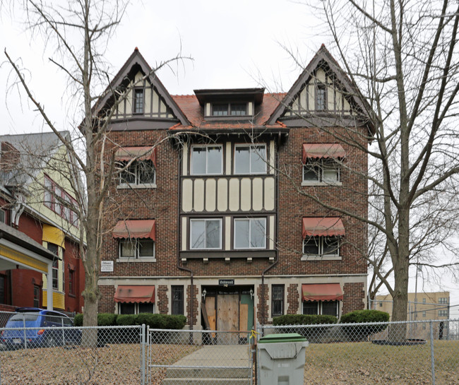 Oakwood Apartments in Milwaukee, WI - Foto de edificio - Building Photo