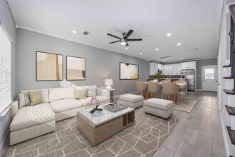 4903 Mallow St in Houston, TX - Building Photo - Building Photo