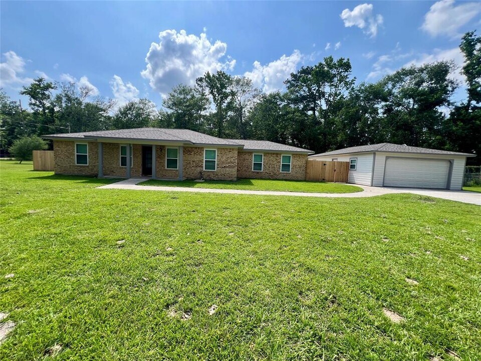 17 N Linnwood Dr in New Caney, TX - Building Photo