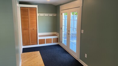 154 Beach St, Unit #1 in Saco, ME - Building Photo - Building Photo