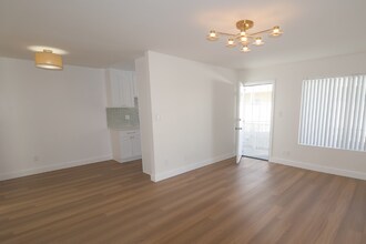 5457 Laurel Canyon Blvd, Unit 206 in Los Angeles, CA - Foto de edificio - Building Photo