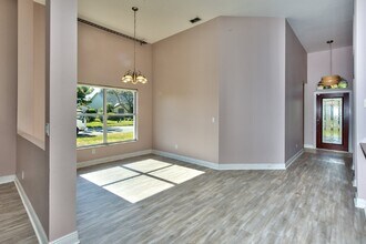 691 Melville Ct in Naples, FL - Building Photo - Building Photo