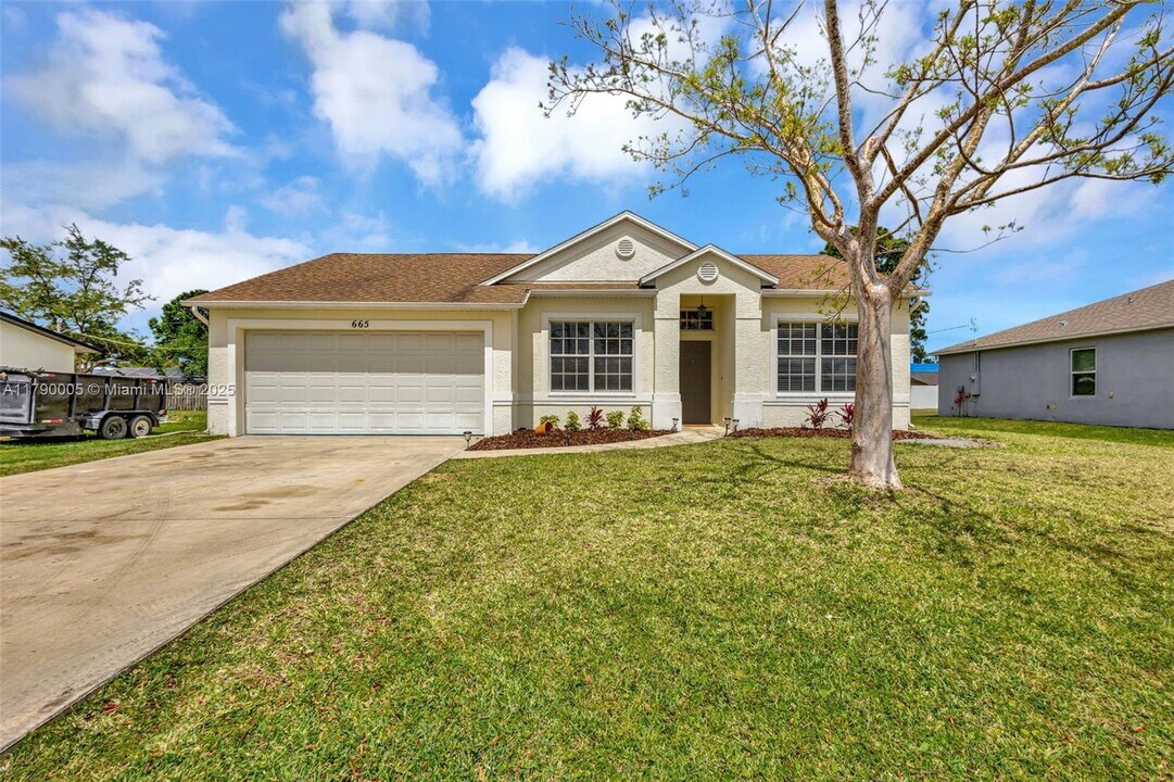 665 NE Horizon Ln in Port St. Lucie, FL - Building Photo