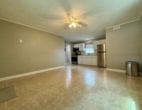 1112 NE Stuart St in Jensen Beach, FL - Building Photo - Building Photo