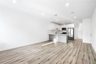 10857 Morrison St in Los Angeles, CA - Building Photo - Building Photo