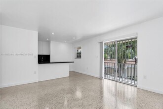 559 SW 10th St in Miami, FL - Building Photo - Building Photo