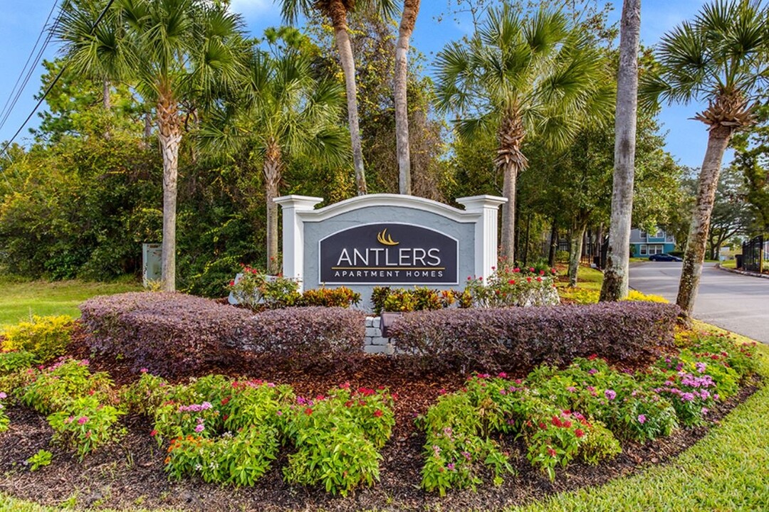 Antlers Apartments Photo