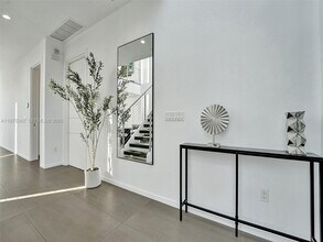 2217 NE 17th Terrace in Wilton Manors, FL - Building Photo - Building Photo