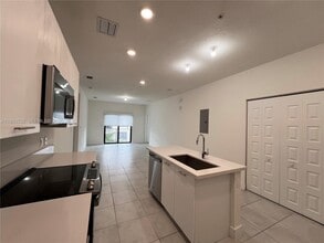 8301 NW 41st St in Doral, FL - Foto de edificio - Building Photo