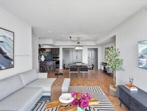 5077 NW 7th St in Miami, FL - Building Photo - Building Photo