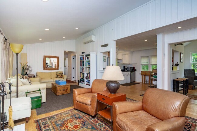 4 Deer Ln in East Hampton, NY - Building Photo - Building Photo