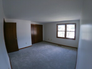 Meadowgate Condominiums in Granby, CT - Building Photo - Building Photo