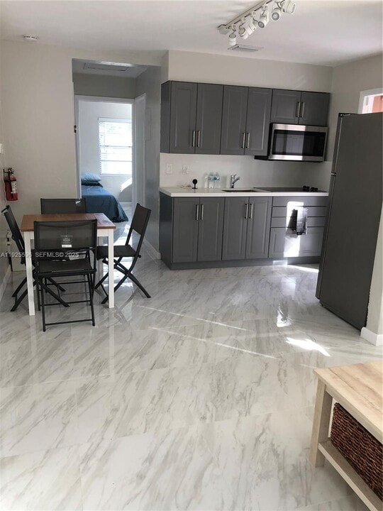 1938 Sheridan St in Hollywood, FL - Building Photo