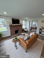 557 Durham Rd in Newtown, PA - Building Photo