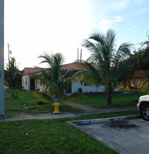 16931 NE 20th Ave in Miami, FL - Foto de edificio - Building Photo