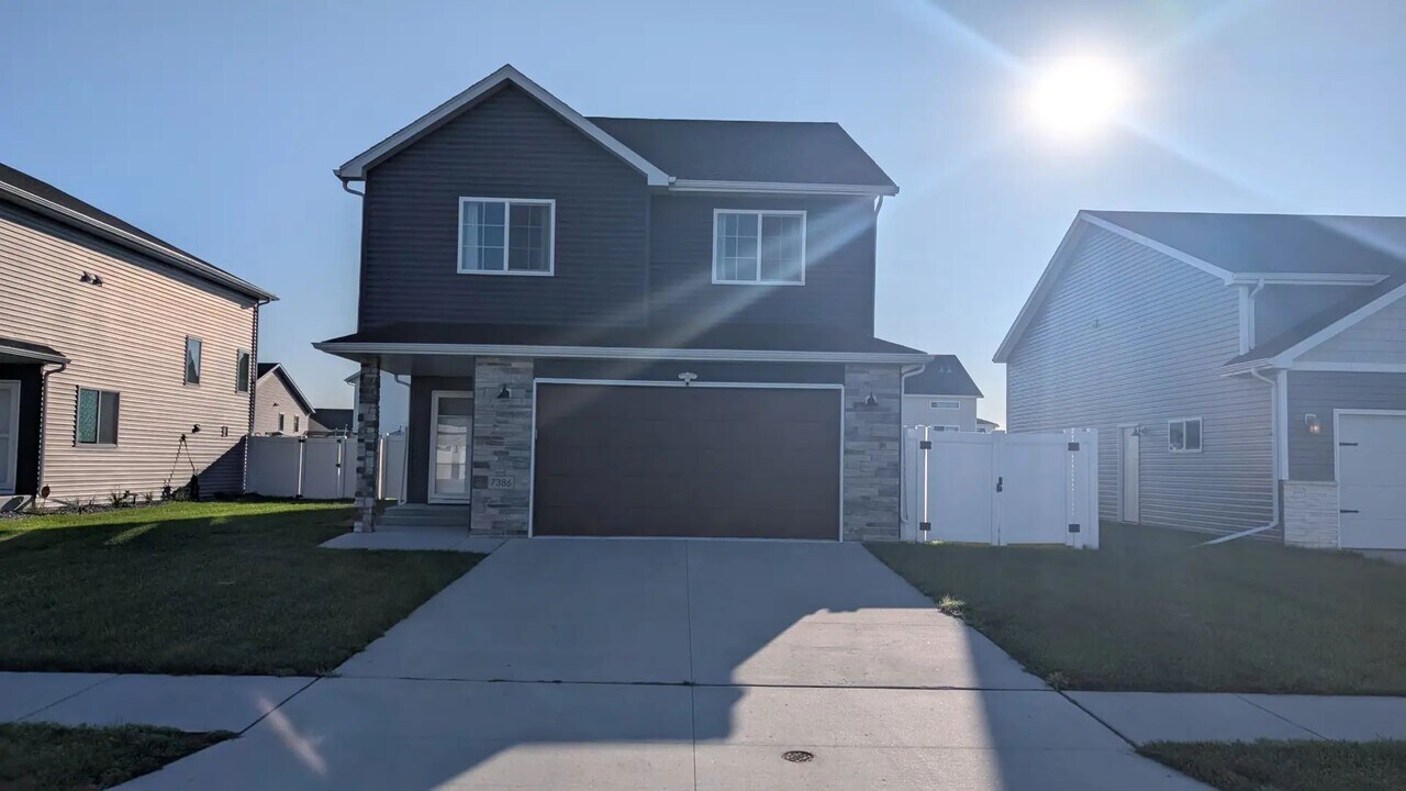 7386 18th St S in Fargo, ND - Building Photo