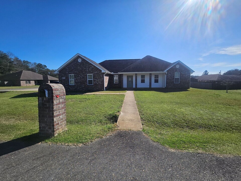 1012 Sherry Ln in Deridder, LA - Building Photo