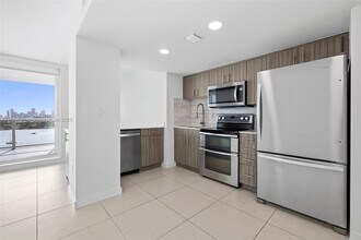 910 West Ave, Unit 1516 in Miami Beach, FL - Building Photo - Building Photo