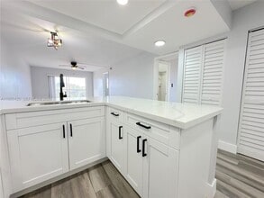 3110 N Pine Island Rd in Sunrise, FL - Foto de edificio - Building Photo