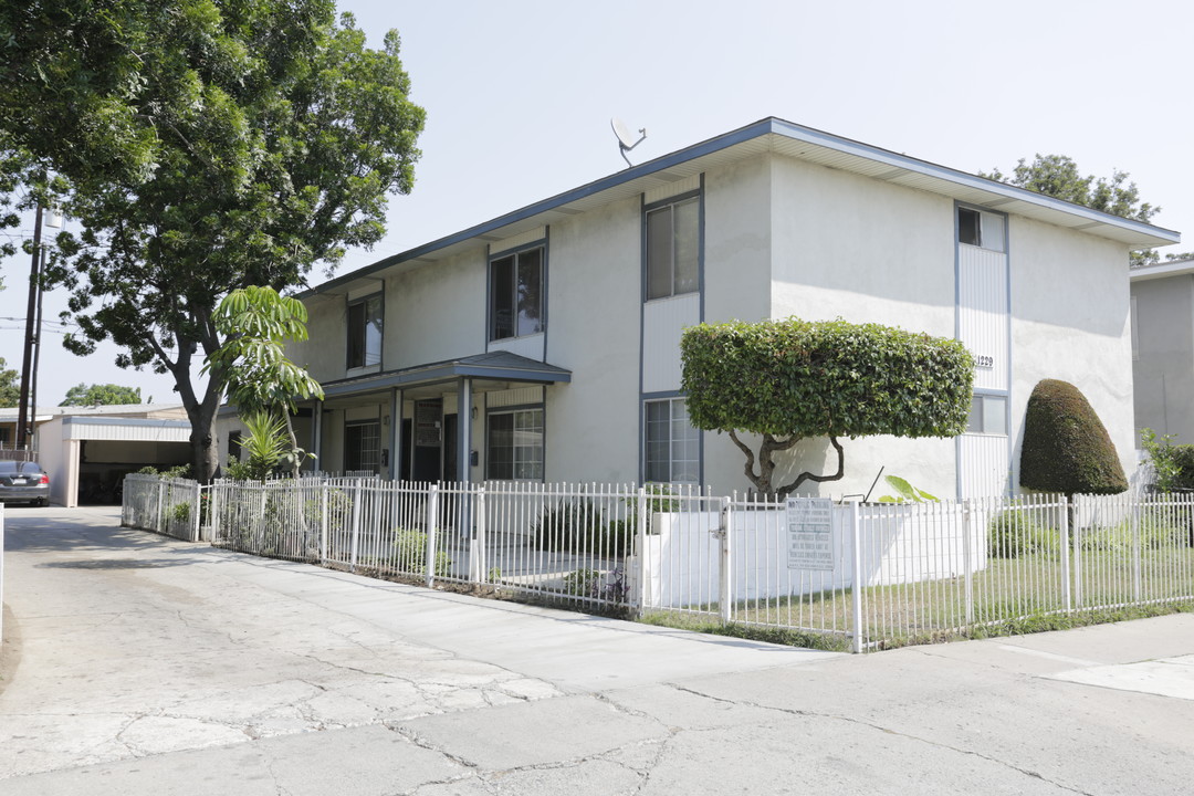 1229 E Madison Ave in Santa Ana, CA - Building Photo