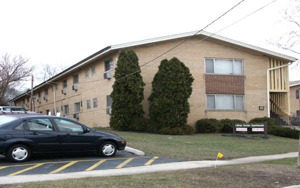 College Ave. Apartments in Wheaton, IL - Foto de edificio