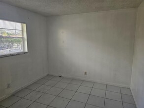 2441 NW 8th Pl in Fort Lauderdale, FL - Building Photo - Building Photo