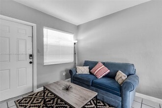 105 SW 5th Ct in Dania Beach, FL - Building Photo - Building Photo