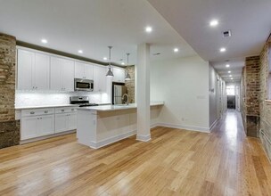 2735 N Francisco Ave, Unit G in Chicago, IL - Foto de edificio - Building Photo