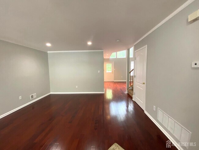 120 Briarwood Dr in North Brunswick, NJ - Building Photo - Building Photo