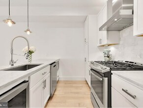 1230 Fairmont St NW, Unit 2 in Washington, DC - Foto de edificio - Building Photo