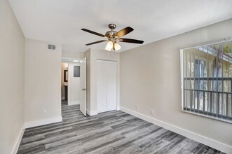 595 Vista Isles Dr in Plantation, FL - Building Photo - Building Photo