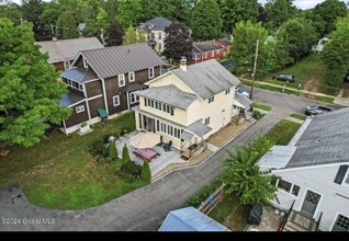 134 Lincoln Ave, Unit Main house in Saratoga Springs, NY - Building Photo - Building Photo