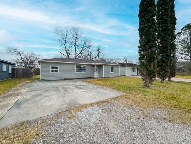 1122 N Natchez Dr in Texas City, TX - Building Photo - Building Photo